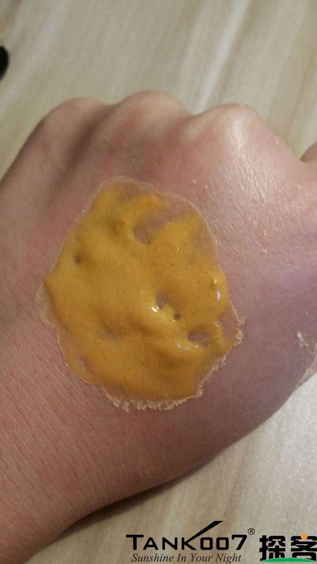 客戶買了紫光手電驗熒光劑，先拿面膜大姨媽巾開刀 